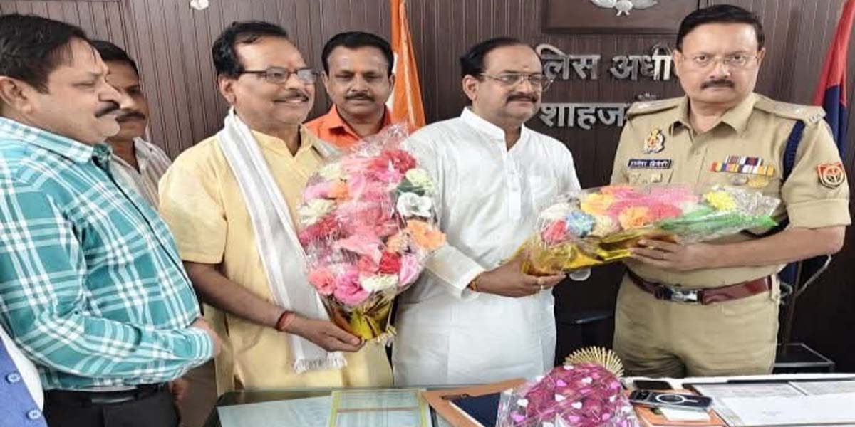 The delegation of Brahmin community welcomed the new SP Rajesh Dwivedi.