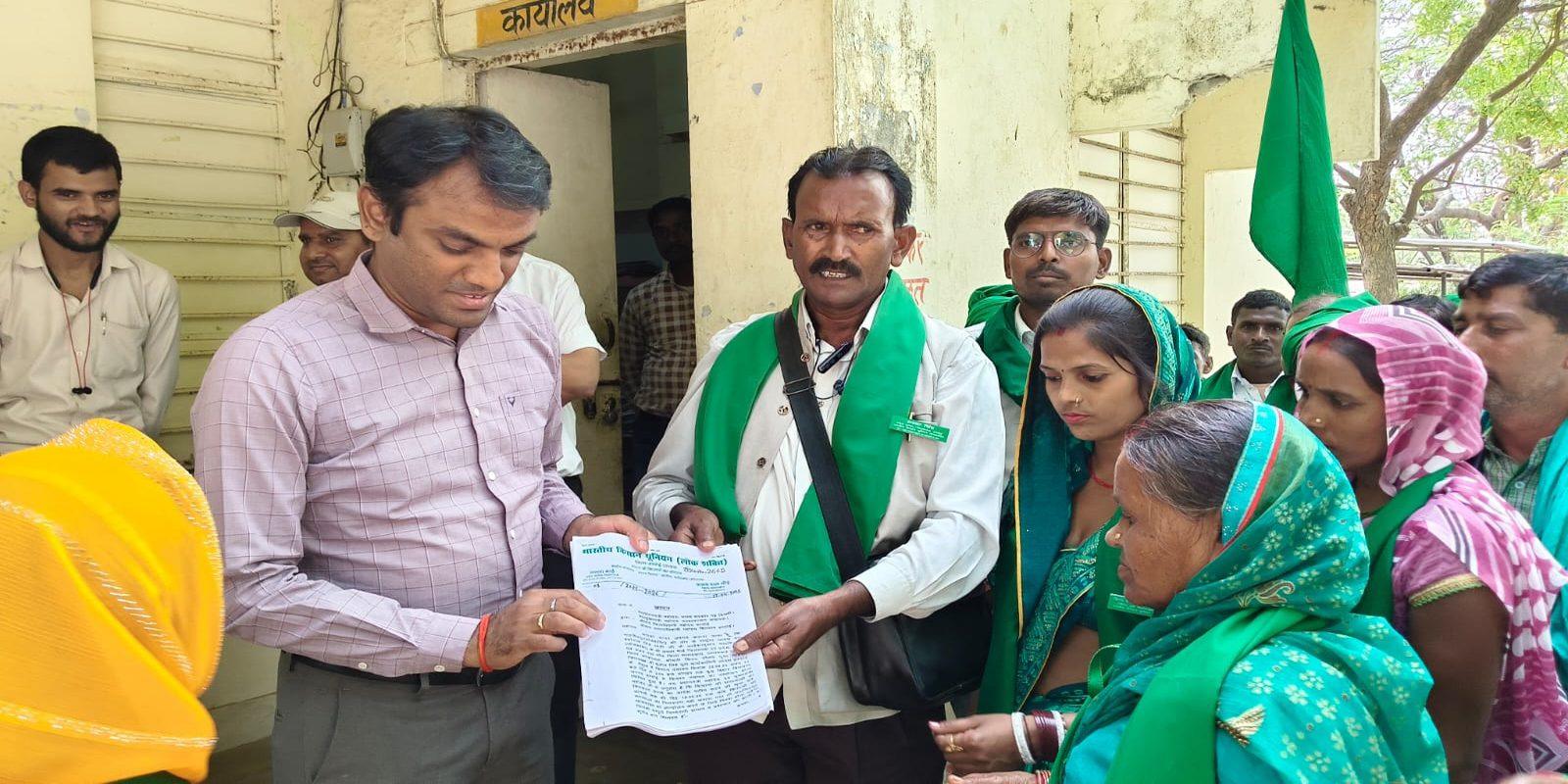 Bharatiya Kisan Union workers raised slogans against the government administration