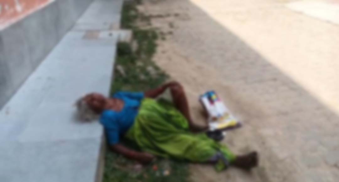 The elderly woman kept writhing in pain, the hospital staff became spectators