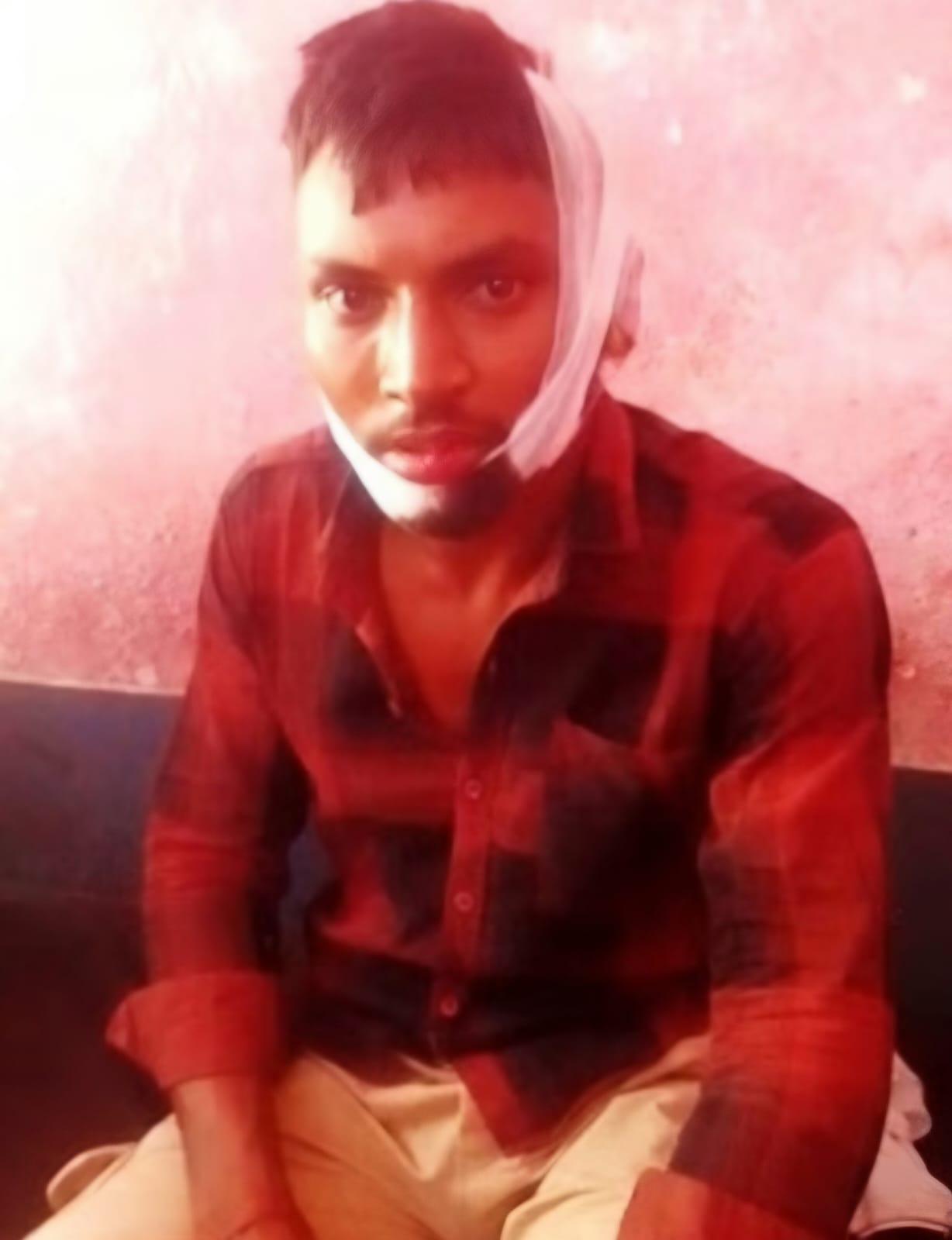 Leopard attacked a farmer who was putting fertilizer in the field, injured