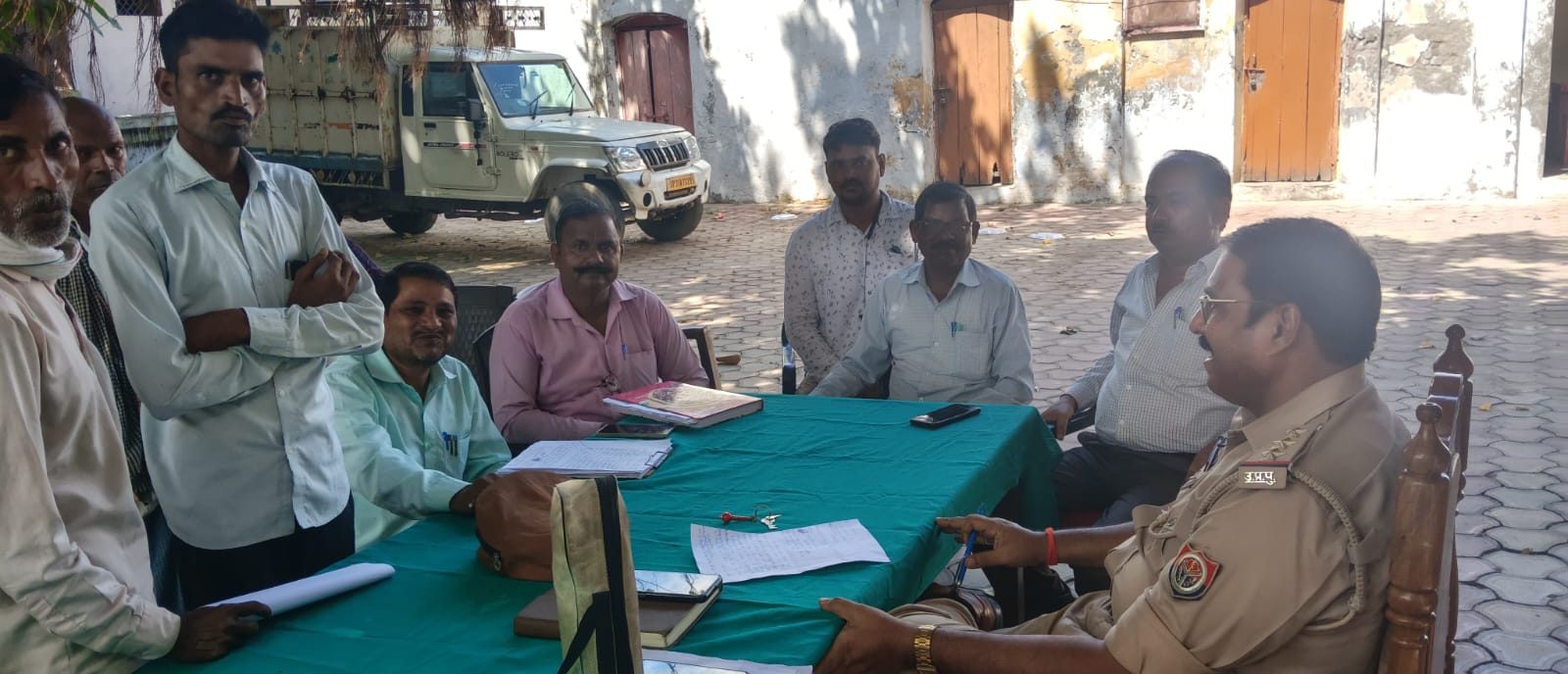 Police station resolution day concluded in Dhaurahra, police inspector Suresh Mishra gave strict instructions for quality resolution of complaints