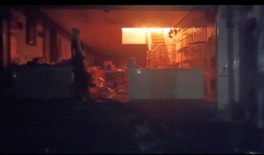 A huge fire broke out in a cloth showroom, loss of more than 50 lakhs expected