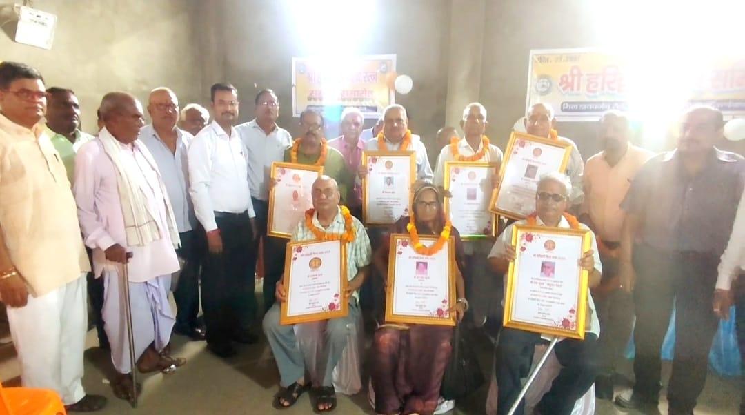 In the Vaishya Ratna ceremony organized by Shri Haridwari Vaishya Samiti, 13 elders were honored by giving them Vaishya Ratna and Ang Vastra.