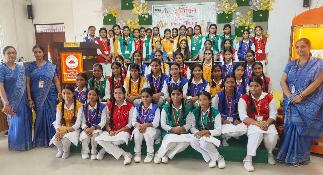 Trainee IAS Manisha Dharve gave the mantra of dreaming big to the girl students of Lakhimpur Kheri.