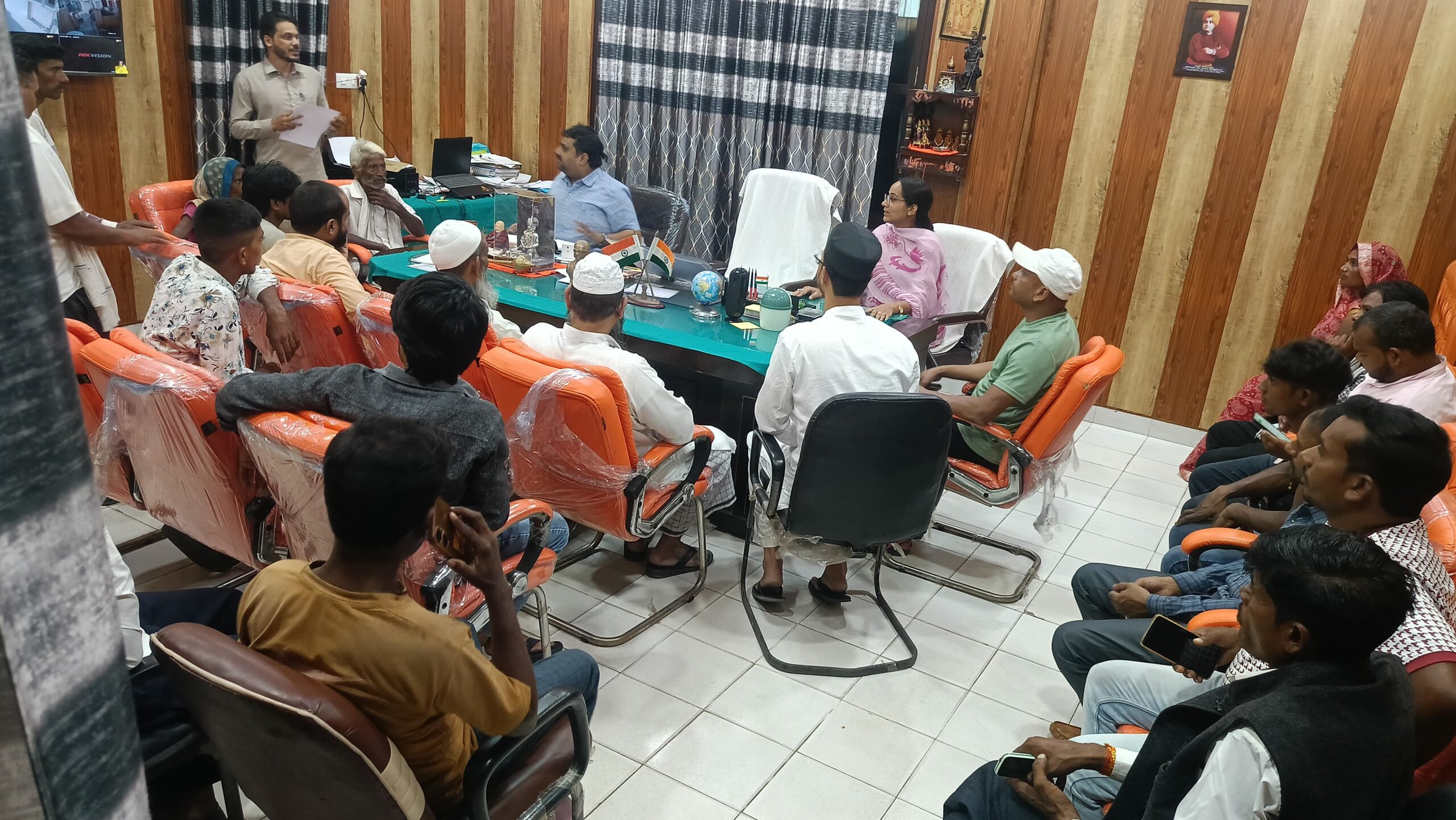 President's husband Bhavani Shankar Maheshwari listened to the problems of the people.