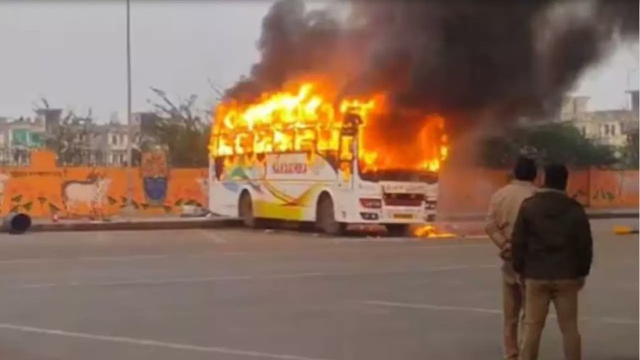 कानपुर बस में भीषण आग, कानपुर बस हादसा, स्लीपर बस आग कानपुर, यात्री बस में आग यूपी, कानपुर हाईवे जाम, पलक ट्रैवेल्स बस आग, Kanpur bus fire, Sleeper bus fire Kanpur, UP highway bus accident, 40 passengers bus fire, Palak Travels bus fire, Kanpur breaking news, कानपुर बस आग फोटो, स्लीपर बस जलती हुई इमेज, कानपुर हाईवे जाम तस्वीर, पुलिसकर्मी रेस्क्यू फोटो, यात्री बस हादसा इमेज, Kanpur bus fire image, Burning sleeper bus photo, UP highway traffic jam visual, Police rescuing passengers image, Bus accident Kanpur picture, #KanpurBusFire, #KanpurBreaking, #UPNews, #BusAccident, #HighwayFire, #KanpurUpdate,