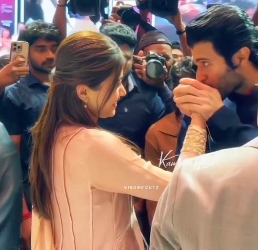 रश्मिका मंदाना विजय देवरकोंडा वीडियो, रश्मिका विजय Kiss वीडियो, द गर्लफ्रेंड सक्सेस पार्टी वीडियो, रश्मिका विजय रिलेशनशिप खबर, साउथ एक्टर वायरल वीडियो, रश्मिका विजय डेटिंग रूमर्स, साउथ इंडस्ट्री गॉसिप, एंटरटेनमेंट ताज़ा खबर, Rashmika Vijay viral video, Vijay kissing Rashmika hand, The Girlfriend success party video, Rashmika Vijay relationship news, South actors dating rumors, Rashmika Mandanna viral clip, Vijay Deverakonda latest news, celebrity viral moments, रश्मिका विजय वायरल फोटो, विजय देवरकोंडा Kiss मोमेंट, द गर्लफ्रेंड पार्टी तस्वीर, साउथ कपल वीडियो सीन, Rashmika Vijay viral image, Vijay kissing Rashmika hand photo, The Girlfriend success party moment, South actors romantic clip image, #RashmikaMandanna, #VijayDeverakonda, #VijayRashmika, #CoupleGoals, #EntertainmentNews, #SouthIndianCinema, #ViralVideo, #CelebrityBuzz, #Tollywood, #TheGirlfriend,