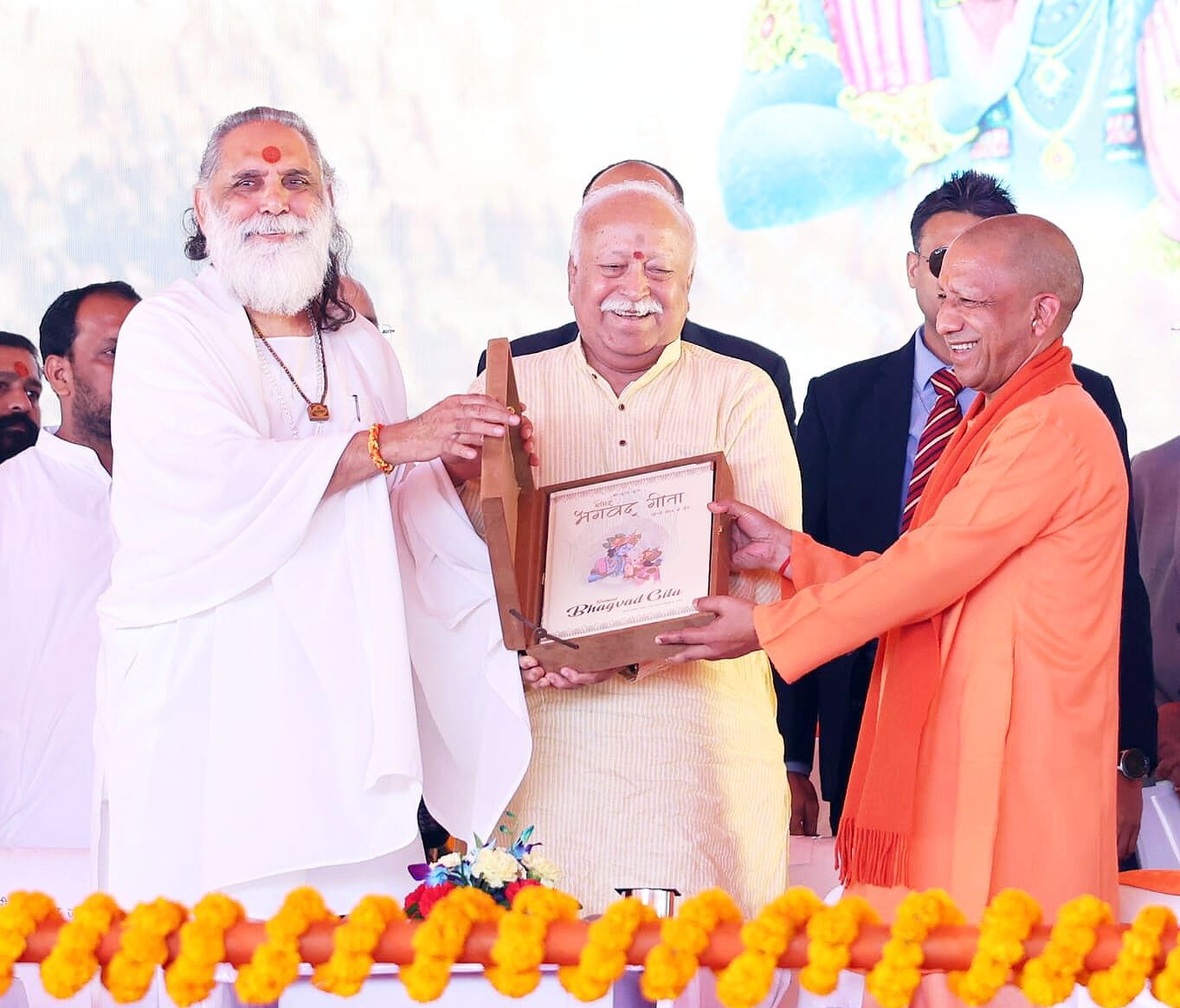 योगी बोले अपने धर्म में मरना अच्छा, धर्मांतरण महापाप, मोहन भागवत गीता प्रेरणा उत्सव, राम मंदिर झंडा, RSS योगी मंच साझा, गीता से विश्वगुरु भारत, लखनऊ गीता उत्सव न्यूज, Yogi said dying in own religion, religious conversion sin, Mohan Bhagwat Gita event Lucknow, Ram temple flag hoisting, RSS CM Yogi speech, Gita inspiration festival news, Hindu religion speech Lucknow, योगी आदित्यनाथ बयान धर्म, भागवत RSS भाषण, गीता कार्यक्रम लखनऊ फोटो, धर्मांतरण टिप्पणी योगी, गीता राष्ट्रवाद कार्यक्रम, Yogi Adityanath religion statement, Bhagwat RSS speech image, Gita event Lucknow photos, religious conversion remark Yogi, Gita nationalism event, #योगी_आदित्यनाथ, #मोहन_भागवत, #गीता_प्रेरणा_उत्सव, #धर्मांतरण, #राममंदिर, #RSS, #लखनऊ_कार्यक्रम, #Hinduism, #GitaTeachings, #UPNews,