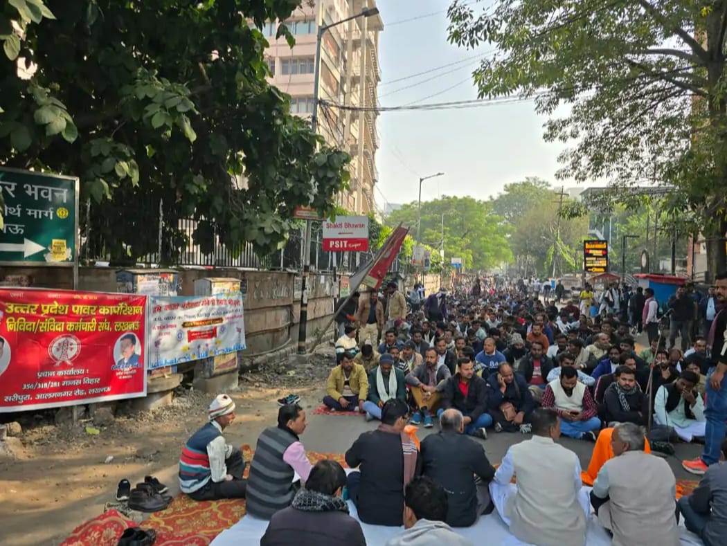 लखनऊ में बिजली के निविदा कर्मचारियों का प्रदर्शन, शक्ति भवन-जीएसटी ऑफिस मार्ग बंद, निविदा कर्मचारी धरना, उत्तर प्रदेश पावर कॉरपोरेशन लिमिटेड प्रदर्शन, तनख्वाह और छंटनी विरोध, लखनऊ समाचार 2025, Lucknow power contract employees protest, Shakti Bhawan-GST Office road blocked, Contract employees strike, UP Power Corporation protest, Salary and layoff dispute, Lucknow news 2025, लखनऊ बिजली कर्मचारियों प्रदर्शन फोटो, शक्ति भवन धरना इमेज, निविदा कर्मचारी मार्ग जाम तस्वीर, लखनऊ पावर कॉरपोरेशन विरोध चित्र, Lucknow power employees protest image, Shakti Bhawan strike photo, Contract employees road block picture, UP Power Corporation protest visual, #LucknowNews, #PowerEmployeesProtest, #UPPowerCorporation, #ContractEmployees, #ShaktiBhawan, #EmployeeRights, #RoadBlock, #SalaryDispute, #NividhaEmployees, #IndiaUpdates,