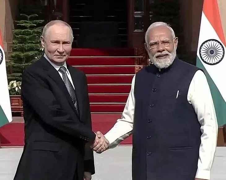 मोदी पुतिन हैदराबाद हाउस मीटिंग, भारत रूस समिट, यूक्रेन युद्ध भारत रुख, मोदी पुतिन लाइव, पुतिन भारत दौरा, हैदराबाद हाउस वार्ता, नई दिल्ली कूटनीति खबर, अंतरराष्ट्रीय राजनीति न्यूज, Modi Putin Hyderabad House Meeting, India Russia Summit 2025, Modi on Ukraine war, Putin India visit, Hyderabad House diplomacy, Delhi political news, International relations India Russia, मोदी पुतिन तस्वीर, हैदराबाद हाउस बैठक फोटो, पुतिन भारत स्वागत, 21 तोपों की सलामी फोटो, राजघाट पुतिन श्रद्धांजलि इमेज, Modi Putin meeting image, Hyderabad House summit photo, Putin India arrival picture, Guard of honour India Russia photo, Rajghat tribute Putin image, #ModiPutinMeeting, #HyderabadHouse, #IndiaRussiaSummit, #DelhiDiplomacy, #GlobalPolitics, #UkraineWar, #PeaceTalks, #PutinIndiaVisit, #InternationalRelations, #NewDelhiNews,