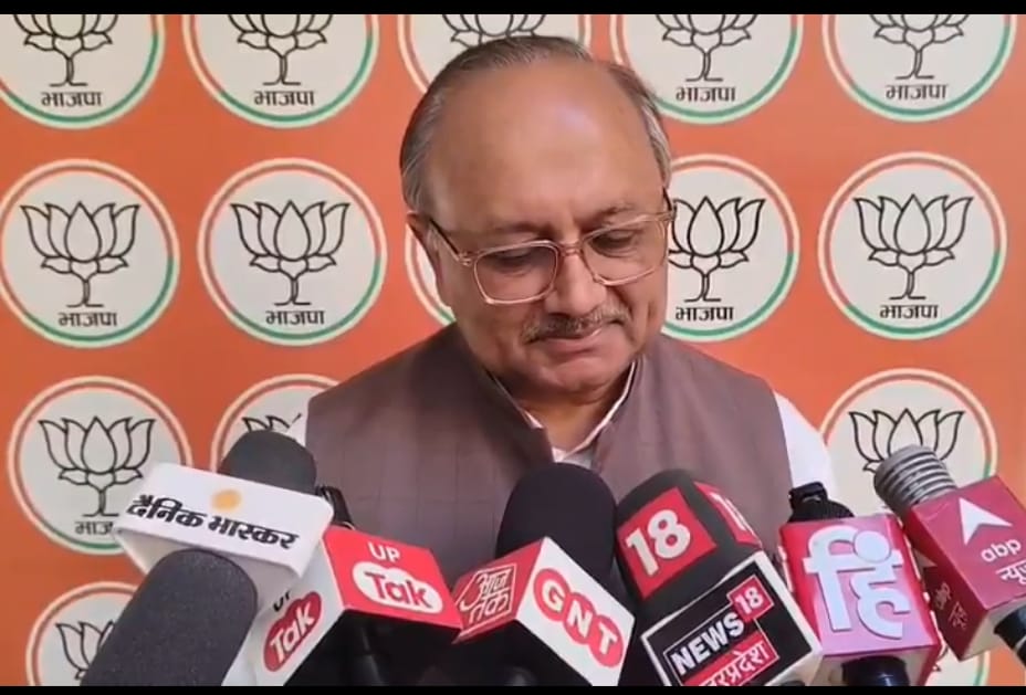 सिद्धार्थनाथ सिंह का पलटवार, अखिलेश यादव बयान विवाद, UP राजनीति घुसपैठिया मुद्दा, सपा भाजपा बयानबाजी, फर्जी दस्तावेज घुसपैठिया जांच, उत्तर प्रदेश राजनीतिक खबर, लखनऊ राजनीति अपडेट, BJP vs SP विवाद, Siddharth Nath Singh Attack, Akhilesh Yadav Statement, UP Politics News, Illegal Immigrants Verification UP, BJP SP Political Clash, Fake Documents Controversy UP, Sitapur Lucknow Political Updates, UP Government vs SP, सिद्धार्थनाथ सिंह फोटो, अखिलेश यादव विवाद तस्वीर, UP राजनीति बयानबाज़ी इमेज, भाजपा सपा राजनीतिक बयान फोटो, Siddharth Nath Singh Image, Akhilesh Yadav Controversy Photo, UP Political Statement Image, BJP SP Clash Picture, #UPPolitics #AkhileshYadav #SiddharthNathSingh #BJPvsSP #PoliticalNews #UPNews #GhuspethiyaIssue #AkhileshStatement #BJPStatement #SPBJPClash