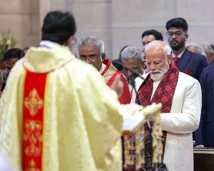 क्रिसमस पर चर्च पहुंचे पीएम मोदी, पीएम मोदी क्रिसमस, नरेंद्र मोदी चर्च विजिट, दिल्ली चर्च समाचार, कैथेड्रल चर्च ऑफ द रिडेम्पशन, PM Modi Christmas, PM Modi church visit, Cathedral Church Delhi, Modi Christmas message, India religious पीएम मोदी चर्च में प्रार्थना, क्रिसमस पर मोदी, दिल्ली कैथेड्रल चर्च, सामाजिक सद्भाव संदेश, PM Modi in church, Modi Christmas prayer, Delhi Cathedral Church image, religious harmony India,harmony news,क्रिसमस पर चर्च पहुंचे पीएम मोदी, दिल्ली, नई दिल्ली, कैथेड्रल चर्च ऑफ द रिडेम्पशन, प्रधानमंत्री नरेंद्र मोदी, क्रिसमस समारोह, धार्मिक सद्भाव, राष्ट्रीय खबर, New Delhi news, PM Modi visit, Christmas celebration India, church visit PM, national politics news, #PMModi, #Christmas2025, #ReligiousHarmony, #DelhiNews, #CathedralChurch, #NationalNews,