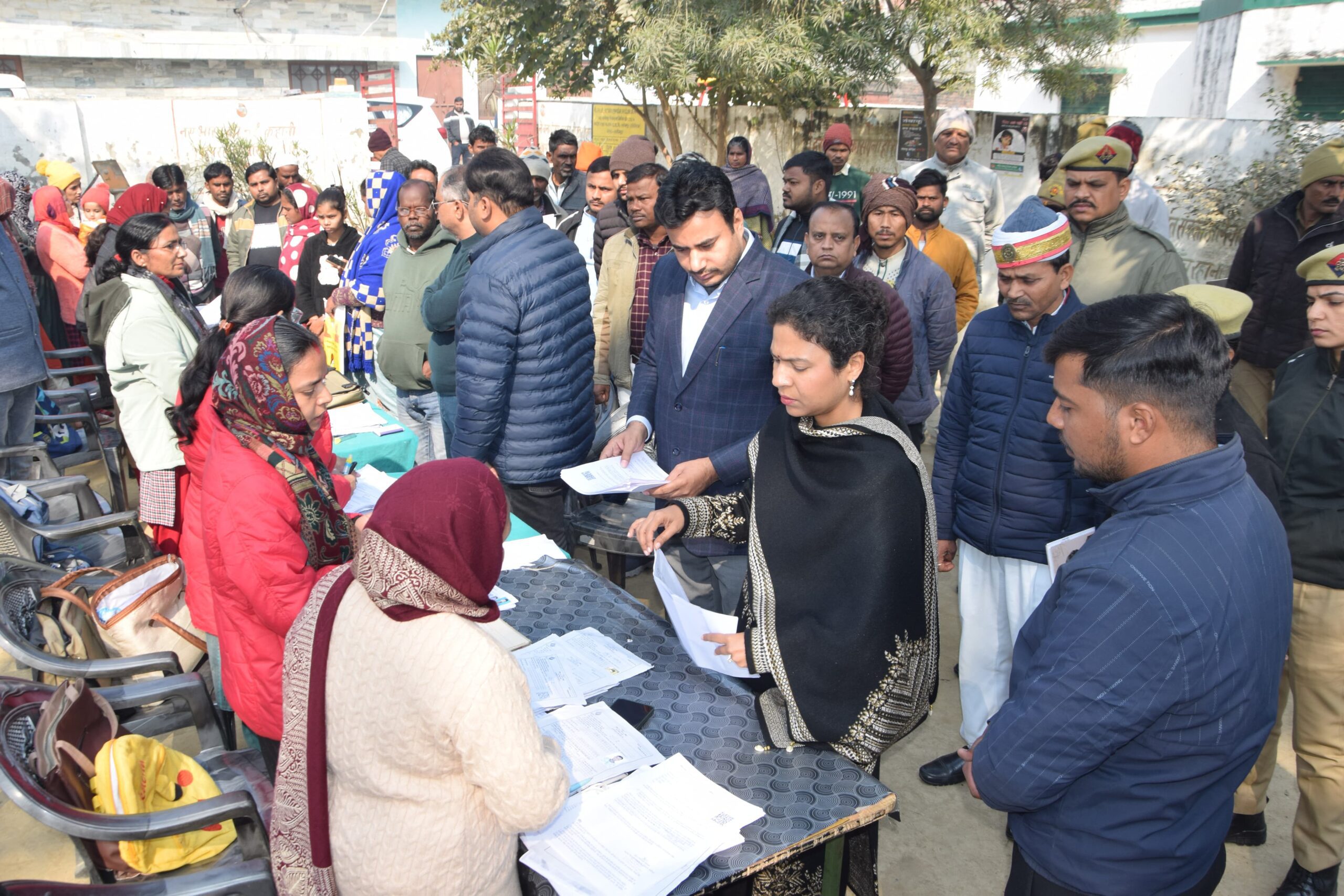 DM Durga Shakti Nagpal's surprise inspection in the special campaign, reached the booth and personally checked the reality.