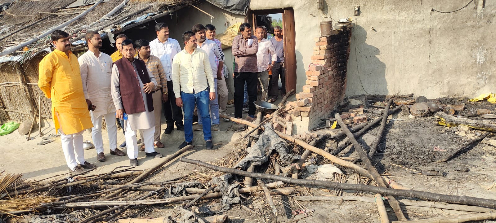 MLA Rampal Verma reached the homes of fire victims