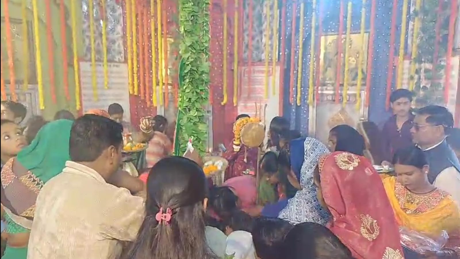 Devotees prayed to Lord Shiva and prayed for happiness, peace and prosperity.