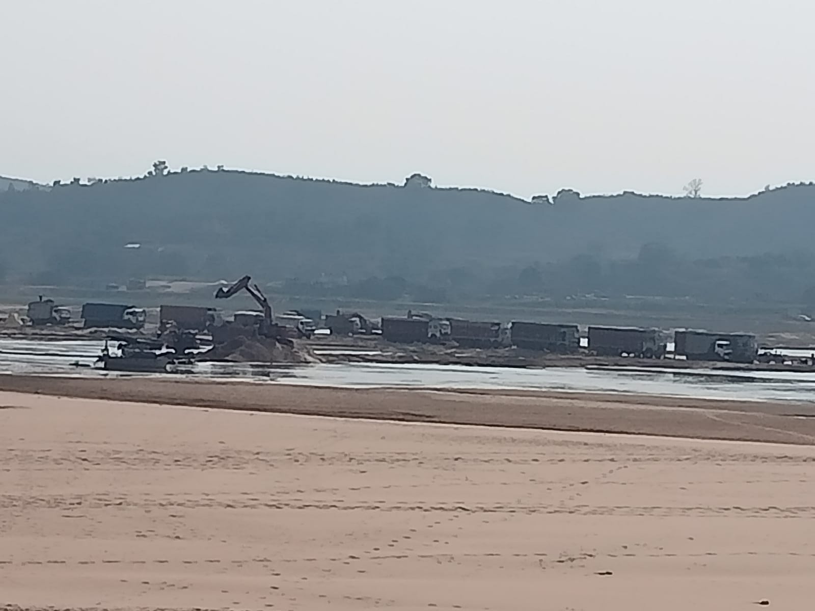 अवैध बालू खनन सोनभद्र, Sonbhadra Illegal Sand Mining News, ओबरा तहसील खनन मामला, Obra Tehsil Sand Mining Case, सोन नदी संकट, Son River Environmental Crisis, NGT गाइडलाइन उल्लंघन, NGT Guideline Violation News, उत्तर प्रदेश पर्यावरण समाचार, Uttar Pradesh Environment News, सोनभद्र जिला खबर, Sonbhadra District News, खान विभाग कार्रवाई, Mining Department Action UP,सोन नदी अवैध खनन फोटो, Son River Illegal Mining Image, Obra Sand Mining Site Photo, NGT Rule Violation Mining Image, पोकलेन मशीन नदी में फोटो, Excavator in River Mining Photo, सोनभद्र खनन जांच फोटो, Sonbhadra Mining Investigation Image,#सोनभद्र, #SonbhadraNews, #अवैधबालूखनन, #IllegalSandMining, #SoneRiver, #NGTGuidelines, #UPNews, #EnvironmentalCrisis, #ObraTehsil, #MiningMafia,