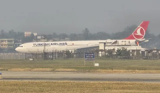 कोलकाता में इमरजेंसी लैंडिंग, विमान इंजन में आग, तुर्किश एयरलाइंस फ्लाइट, काठमांडू इस्तांबुल फ्लाइट, कोलकाता एयरपोर्ट न्यूज, Turkish Airlines emergency landing, engine failure flight, Kolkata airport emergency landing, aviation news India,कोलकाता एयरपोर्ट इमरजेंसी, तुर्किश एयरलाइंस विमान, फ्लाइट THY-727, नेताजी सुभाष चंद्र बोस एयरपोर्ट, Turkish Airlines plane emergency, Kolkata airport landing,#KolkataEmergencyLanding, #TurkishAirlines, #FlightEmergency, #AviationNews, #NetajiSubhashAirport, #KathmanduToIstanbul, #AirSafety,