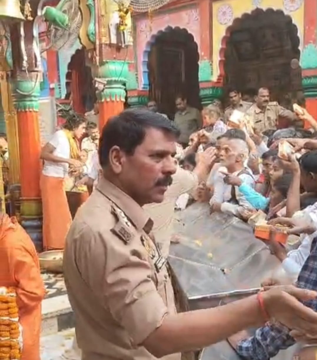 CO Ramesh Tiwari, on duty in Ayodhya, handled the crowd and made darshan easy for the devotees.