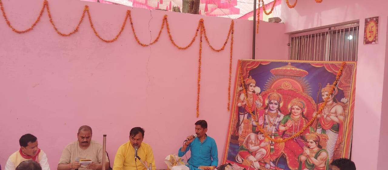 The sound of Sunderkand resonated in Keshav Bhavan, and a large crowd of devotees gathered.