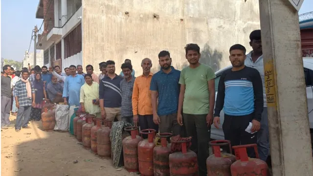 एलपीजी सिलिंडर संकट लखनऊ, यूपी गैस सिलिंडर किल्लत खबर, योगी आदित्यनाथ एलपीजी आपूर्ति बयान, लखनऊ गैस सिलिंडर वेटिंग लिस्ट, LPG cylinder shortage Lucknow news, UP LPG crisis news, gas cylinder shortage Uttar Pradesh, induction cooker demand increase India, restaurant LPG cylinder shortage news,लखनऊ गैस सिलिंडर लाइन फोटो, एलपीजी संकट उत्तर प्रदेश, गैस एजेंसी लाइन लखनऊ, Lucknow LPG queue photo, LPG shortage street vendors news India, induction cooker demand market news,लखनऊ जिला गैस सिलिंडर संकट खबर, उत्तर प्रदेश रसोई गैस किल्लत समाचार, Lucknow LPG cylinder crisis news, Uttar Pradesh gas shortage update, Yogi Adityanath LPG supply review meeting news, LPG commercial cylinder shortage India, Lucknow street food vendors LPG problem news,#LucknowNews, #LPGCrisis, #GasCylinderShortage, #YogiAdityanath, #UPNews, #LPGShortage, #InductionCookerDemand, #IndiaEnergyCrisis, #BreakingNews, #GoogleDiscover