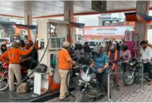 लखनऊ पेट्रोल पंप लाइन, Lucknow Petrol Pump Queue, UP Fuel Crisis News, Petrol Diesel Shortage Rumor, Fuel Supply Lucknow, Indian Oil Statement, UP Petrol News Today,पेट्रोल पंप भीड़ लखनऊ, Fuel Panic Buying India, Petrol Queue News, Diesel Shortage Rumor UP, Lucknow Traffic Queue Fuel, Oil Supply News India,#LucknowNews, #PetrolPumpQueue, #FuelCrisis, #UPNews, #BreakingNews, #IndiaNews, #PetrolDiesel, #OilSupply,