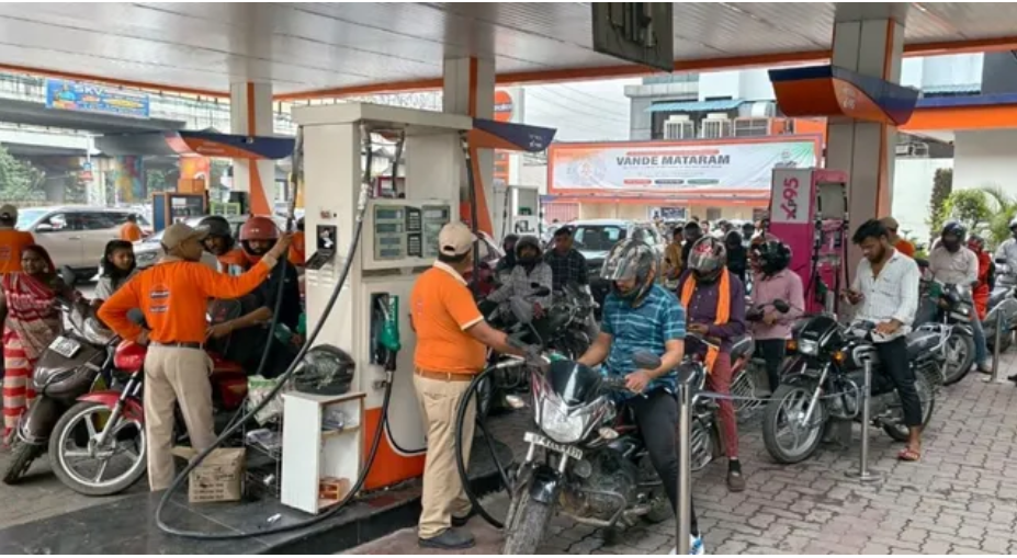 लखनऊ पेट्रोल पंप लाइन, Lucknow Petrol Pump Queue, UP Fuel Crisis News, Petrol Diesel Shortage Rumor, Fuel Supply Lucknow, Indian Oil Statement, UP Petrol News Today,पेट्रोल पंप भीड़ लखनऊ, Fuel Panic Buying India, Petrol Queue News, Diesel Shortage Rumor UP, Lucknow Traffic Queue Fuel, Oil Supply News India,#LucknowNews, #PetrolPumpQueue, #FuelCrisis, #UPNews, #BreakingNews, #IndiaNews, #PetrolDiesel, #OilSupply,