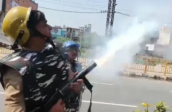 मथुरा बवाल, Mathura violence news, UP highway clash, Chhata highway news, police firing rubber bullets India, Uttar Pradesh law and order news, Mathura breaking news,मथुरा बवाल फोटो, police action image Mathura, tear gas firing photo India, highway protest visuals, UP clash image,मथुरा उत्तर प्रदेश ब्रेकिंग न्यूज़, Mathura UP violence breaking news, Chhata highway jam news, Uttar Pradesh police action news, India law and order news Hindi, district Mathura clash news,#MathuraNews, #UPPolice, #BreakingNews, #HighwayJam, #Violence, #LawAndOrder, #UttarPradesh, #IndiaNewsमथुरा बवाल फोटो, police action image Mathura, tear gas firing photo India, highway protest visuals, UP clash image,