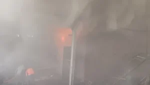 गोरखपुर आग खबर, गीडा फैक्ट्री आग, गोरखपुर प्लाई फैक्ट्री फायर, उत्तर प्रदेश इंडस्ट्रियल फायर, Gorakhpur Fire News, GIDA Fire Incident, Plywood Factory Fire Gorakhpur, Uttar Pradesh Industrial Fire News, Fire in Factory India, Short Circuit Fire News,गोरखपुर फैक्ट्री आग फोटो, गीडा फायर इमेज, प्लाई फैक्ट्री धुआं, दमकल आग बुझाते हुए, Gorakhpur Factory Fire Images, GIDA Fire Photos, Fire Brigade Action Pics, Industrial Fire India Images,गोरखपुर जिला औद्योगिक हादसा, उत्तर प्रदेश फैक्ट्री आग खबर, गीडा इंडस्ट्रियल एरिया घटना, Gorakhpur District Industrial Accident News, Uttar Pradesh Factory Fire Incident, GIDA Industrial Area Fire News, UP Industrial Disaster News, Fire Accident Gorakhpur District,