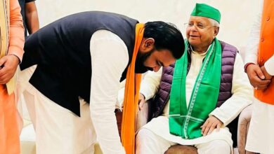 Chief Minister Samrat took blessings from former Chief Minister Lalu.
