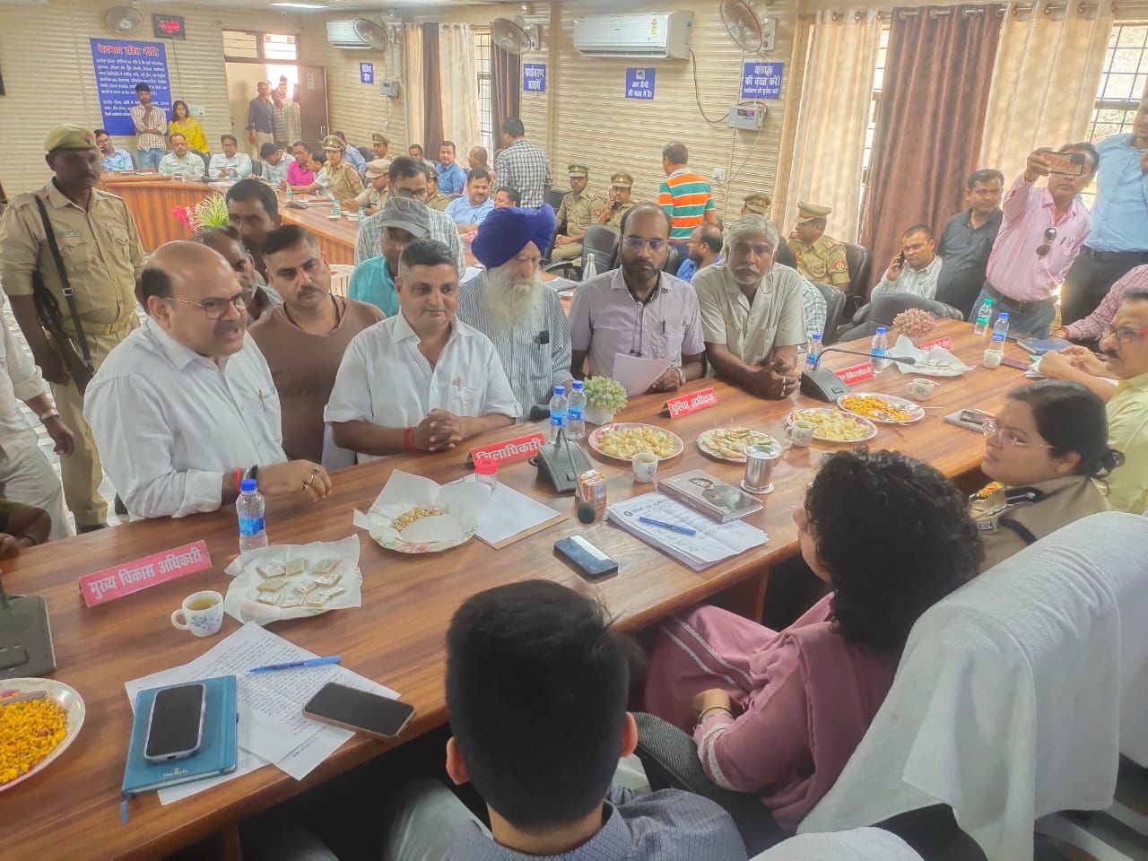 Sampoorna Samadhan Diwas was organized under the chairmanship of DM, instructions for timely disposal of complaints