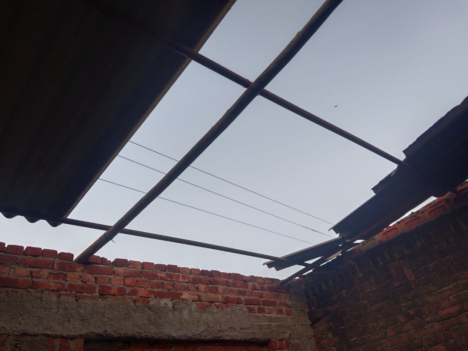 Strong storm wreaks havoc: Family narrowly escapes as tin sheets fly away, panic ensues