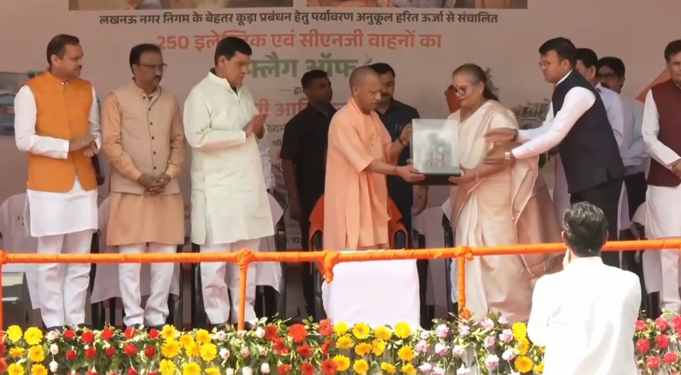 लखनऊ कूड़ा प्रबंधन, Lucknow Waste Management, CM Yogi Adityanath Lucknow, Electric Garbage Vehicles Lucknow, CNG Vehicles Waste Management, Lucknow Smart City, Solar City Lucknow, Swachh Bharat Lucknow, Uttar Pradesh News, Lucknow Nagar Nigam News,लखनऊ नगर निगम कूड़ा वाहन, CM योगी फ्लैग ऑफ, electric garbage trucks Lucknow, CNG waste vehicles UP, smart waste management India, solar city project Lucknow, safe city UP CCTV, urban development Lucknow,#LucknowNews, #WasteManagement, #CMYogi, #SwachhBharat, #SmartCityLucknow, #SolarCity, #UPNews, #UrbanDevelopment, #CleanIndia, #LucknowMunicipal,