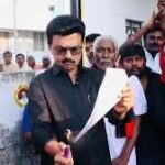 परिसीमन विधेयक 2026, स्टालिन विरोध प्रदर्शन, तमिलनाडु राजनीति खबर, काला कानून विवाद, Delimitation Bill 2026 protest, MK Stalin protest news, Tamil Nadu political protest, India delimitation controversy, Parliament bill protest India, South India politics news,स्टालिन बिल जलाते हुए, तमिलनाडु विरोध प्रदर्शन, काले झंडे आंदोलन, परिसीमन विवाद, Stalin burning bill protest, Tamil Nadu black flag protest, political protest India, delimitation controversy visuals, breaking political protest news,चेन्नई राजनीतिक खबर, तमिलनाडु विरोध प्रदर्शन न्यूज, दक्षिण भारत राजनीति अपडेट, Chennai political protest news, Tamil Nadu protest live updates, South India political controversy, India delimitation bill breaking news, state vs center political conflict India,#MKStalin #DelimitationBill #TamilNaduProtest #BlackFlagProtest #IndiaPolitics #BreakingNews #SouthIndiaNews #PoliticalControversy #ChennaiNews #ParliamentUpdate