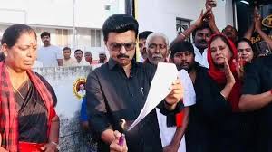 परिसीमन विधेयक 2026, स्टालिन विरोध प्रदर्शन, तमिलनाडु राजनीति खबर, काला कानून विवाद, Delimitation Bill 2026 protest, MK Stalin protest news, Tamil Nadu political protest, India delimitation controversy, Parliament bill protest India, South India politics news,स्टालिन बिल जलाते हुए, तमिलनाडु विरोध प्रदर्शन, काले झंडे आंदोलन, परिसीमन विवाद, Stalin burning bill protest, Tamil Nadu black flag protest, political protest India, delimitation controversy visuals, breaking political protest news,चेन्नई राजनीतिक खबर, तमिलनाडु विरोध प्रदर्शन न्यूज, दक्षिण भारत राजनीति अपडेट, Chennai political protest news, Tamil Nadu protest live updates, South India political controversy, India delimitation bill breaking news, state vs center political conflict India,#MKStalin #DelimitationBill #TamilNaduProtest #BlackFlagProtest #IndiaPolitics #BreakingNews #SouthIndiaNews #PoliticalControversy #ChennaiNews #ParliamentUpdate