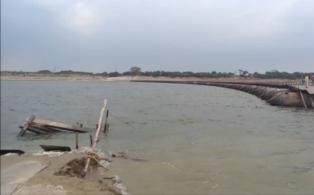 मिर्जापुर पीपा पुल टूटा, Mirzapur bridge collapse news, UP bridge accident, Ganga river bridge damage, Pipa bridge UP news, infrastructure failure India, Mirzapur latest news,पीपा पुल हादसा, गंगा पुल टूटने की खबर, bridge collapse UP, river bridge damage India, construction quality issue UP, Mirzapur viral video bridge,मिर्जापुर हादसा खबर, उत्तर प्रदेश ब्रिज न्यूज़, Mirzapur infrastructure news UP, Uttar Pradesh bridge collapse news, district Mirzapur development issue, public works department UP news,#MirzapurNews, #BridgeCollapse, #UPNews, #InfrastructureFail, #BreakingNews, #GangaBridge, #IndiaNews,