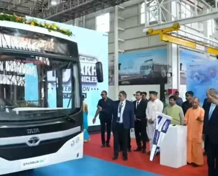 Tata Motors Lucknow plant, 10 lakh vehicle rollout, टाटा मोटर्स लखनऊ, electric bus India, CM Yogi news, green mobility India, Tata EV bus, automobile news India,टाटा इलेक्ट्रिक बस फोटो, CM योगी हरी झंडी, Tata Motors plant Lucknow image, EV bus India, green mobility event photo,लखनऊ ऑटोमोबाइल खबर, UP industrial news, Tata Motors Lucknow update, electric vehicle India news, CM Yogi event Lucknow, industrial development Uttar Pradesh,#TataMotors, #LucknowNews, #ElectricBus, #GreenMobility, #CMYogi, #AutoNews, #EVIndia, #BreakingNews,