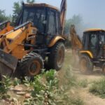 लखनऊ एलडीए कार्रवाई, Lucknow LDA bulldozer action, illegal plotting Lucknow news, Naimish Nagar LDA action, Kakori encroachment news, Uttar Pradesh local news, land illegal colony demolition India,LDA demolition news Lucknow, illegal construction sealing UP, bulldozer action India news, Lucknow encroachment removal, LDA enforcement zone action,लखनऊ अतिक्रमण हटाओ अभियान, एलडीए अवैध प्लाटिंग कार्रवाई, सीतापुर रोड योजना खबर, काकोरी अवैध निर्माण सील, Lucknow development authority news, illegal colony demolition UP India, bulldozer action latest news Lucknow, #LucknowNews #LDAAction #BulldozerAction #Encroachment #UPNews,