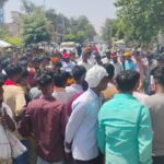 मलिहाबाद बोर्ड चोरी, लखनऊ मलिहाबाद खबर, पासी समाज प्रदर्शन, मोहान तिराहा धरना, यूपी पुलिस लापरवाही,Malihabad board theft, Lucknow protest news, Pasi community protest, Mohan Tiraha dharna, UP police negligence,मलिहाबाद धरना फोटो, पासी समाज प्रदर्शन, Lucknow protest image, Malihabad police image, Mohan Tiraha crowd,Lucknow Malihabad local news board theft protest, UP law and order news Malihabad police issue, Pasi community protest Lucknow district news, Uttar Pradesh local political protest news Malihabad,#Malihabad #LucknowNews #BreakingNews #UPNews #Protest #PasiSamaj #PoliceNews #LocalNews,