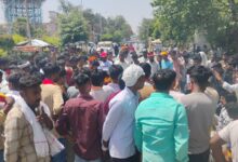 मलिहाबाद बोर्ड चोरी, लखनऊ मलिहाबाद खबर, पासी समाज प्रदर्शन, मोहान तिराहा धरना, यूपी पुलिस लापरवाही,Malihabad board theft, Lucknow protest news, Pasi community protest, Mohan Tiraha dharna, UP police negligence,मलिहाबाद धरना फोटो, पासी समाज प्रदर्शन, Lucknow protest image, Malihabad police image, Mohan Tiraha crowd,Lucknow Malihabad local news board theft protest, UP law and order news Malihabad police issue, Pasi community protest Lucknow district news, Uttar Pradesh local political protest news Malihabad,#Malihabad #LucknowNews #BreakingNews #UPNews #Protest #PasiSamaj #PoliceNews #LocalNews,