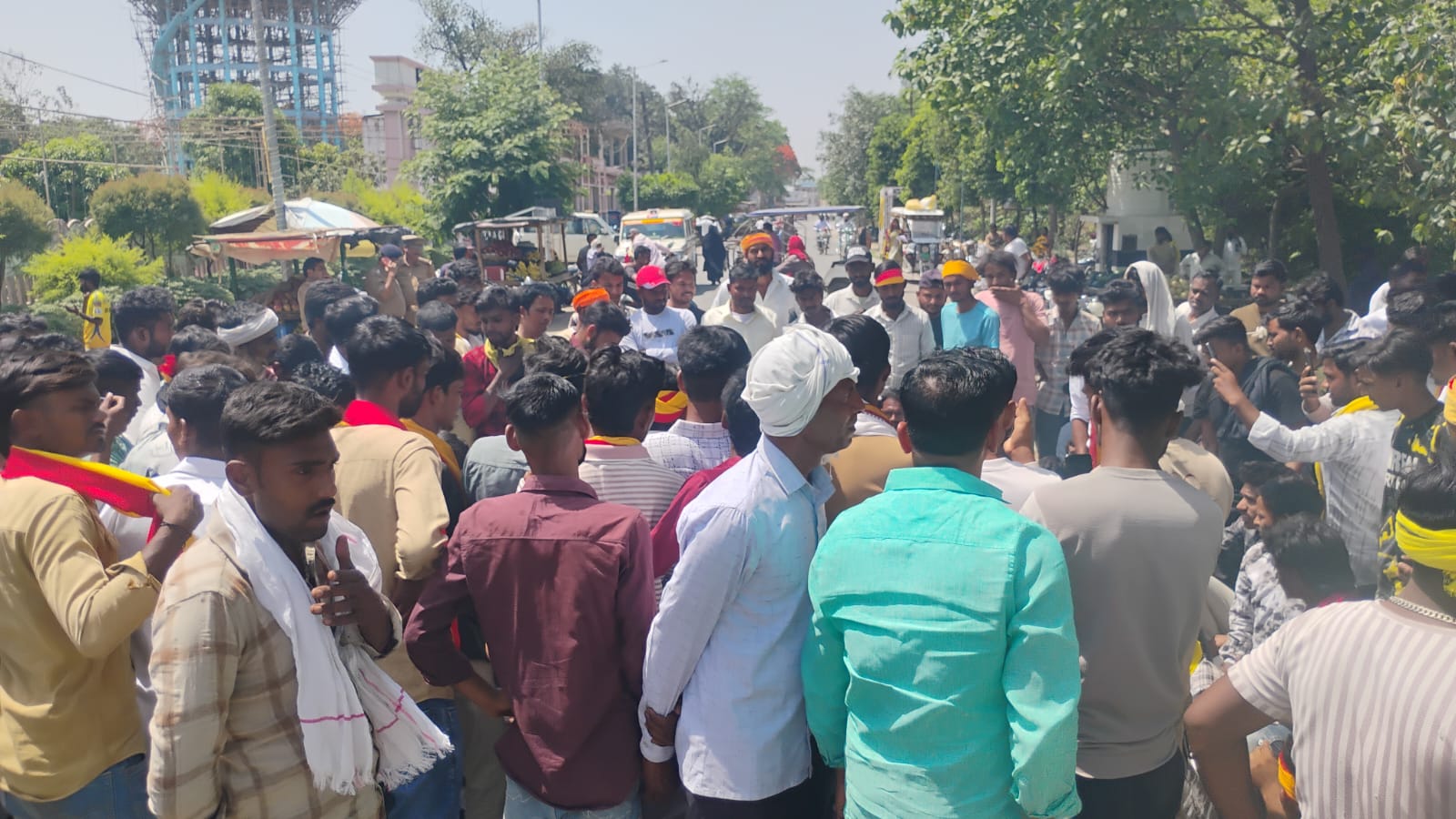 मलिहाबाद बोर्ड चोरी, लखनऊ मलिहाबाद खबर, पासी समाज प्रदर्शन, मोहान तिराहा धरना, यूपी पुलिस लापरवाही,Malihabad board theft, Lucknow protest news, Pasi community protest, Mohan Tiraha dharna, UP police negligence,मलिहाबाद धरना फोटो, पासी समाज प्रदर्शन, Lucknow protest image, Malihabad police image, Mohan Tiraha crowd,Lucknow Malihabad local news board theft protest, UP law and order news Malihabad police issue, Pasi community protest Lucknow district news, Uttar Pradesh local political protest news Malihabad,#Malihabad #LucknowNews #BreakingNews #UPNews #Protest #PasiSamaj #PoliceNews #LocalNews,