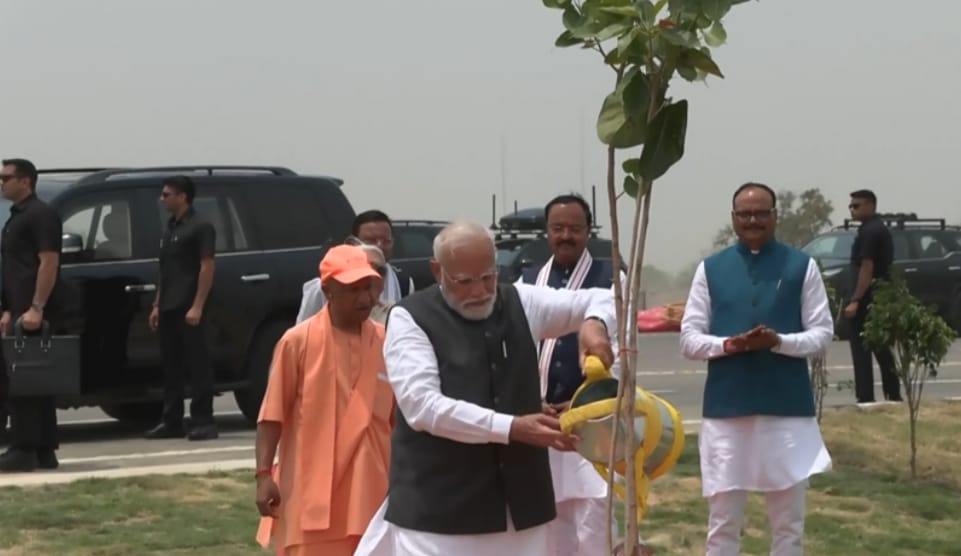 पीएम मोदी हरदोई, गंगा एक्सप्रेसवे लोकार्पण, देश का सबसे लंबा एक्सप्रेसवे, नरेंद्र मोदी हरदोई रैली, मल्लावां कट श्यामपुर सभा, मेरठ प्रयागराज एक्सप्रेसवे, हरदोई आज की खबर, यूपी एक्सप्रेसवे न्यूज, 594 किलोमीटर गंगा एक्सप्रेसवे,PM Modi Hardoi, Ganga Expressway Launch, Longest Expressway India, PM Modi Rally Hardoi, Mallawan Hardoi News, 594 KM Ganga Expressway, Meerut Prayagraj Expressway, Uttar Pradesh Expressway News, PM Modi UP Visit,पीएम मोदी हरदोई फोटो, गंगा एक्सप्रेसवे उद्घाटन फोटो, श्यामपुर जनसभा फोटो, मल्लावां कट कार्यक्रम फोटो, हरदोई न्यूज इमेज,#PMModi, #NarendraModi, #Hardoi, #GangaExpressway, #Mallawan, #Shyampur, #UPNews, #UttarPradesh, #Meerut, #Prayagraj, #BreakingNews, #GoogleDiscover, #HindiNews,