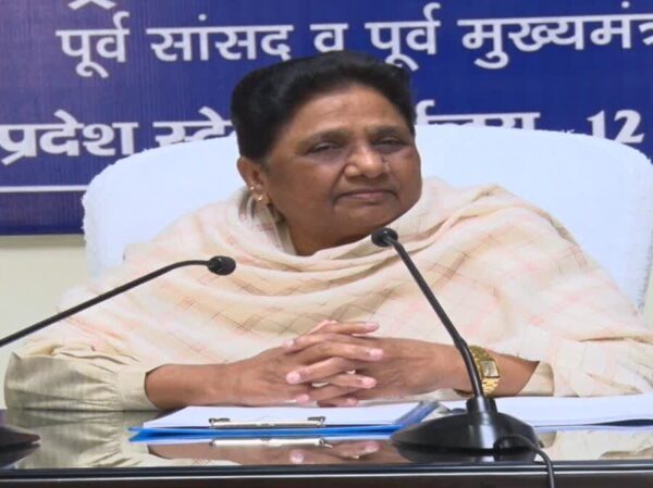मायावती फोटो, बसपा प्रेस बयान, सपा बसपा विवाद,Mayawati Image, BSP Press Statement Photo, SP BSP Political Clash Image,मायावती बयान, सपा PDA विवाद, यूपी राजनीति खबर, फुले जयंती बयान,Mayawati Statement UP, SP PDA Controversy, UP Political News, Jyotiba Phule Jayanti Politics,लखनऊ राजनीति खबर, मायावती सपा बयान, PDA विवाद यूपी, बसपा न्यूज यूपी, फुले जयंती राजनीति, Lucknow Political News UP, Mayawati vs SP News, PDA Strategy Controversy, BSP Political Statement India, UP Election Politics News,#Mayawati, #BSP, #SP, #AkhileshYadav, #UPPolitics, #PDA, #JyotibaPhule, #PoliticalNews, #BreakingNews