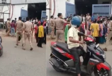 नोएडा सेक्टर-8 खबर, Noida Sector 8 News, नोएडा फैक्ट्री हंगामा, श्रमिक विरोध नोएडा, Noida Factory Protest, UP Police Action News, Breaking News Noida Today, Industrial Area Noida News,नोएडा फैक्ट्री गेट फोटो, सेक्टर-8 नोएडा पुलिस कार्रवाई, श्रमिक भीड़ नोएडा, Noida protest image, UP police at factory gate, workers gathering Noida,नोएडा, गौतम बुद्ध नगर, उत्तर प्रदेश, औद्योगिक क्षेत्र सेक्टर-8, श्रमिक विरोध, पुलिस कार्रवाई, फैक्ट्री विवाद, स्थानीय प्रशासन, Noida Industrial Area News, UP Breaking News, Law and Order News India, #NoidaNews #Sector8 #UPPolice #BreakingNews #FactoryProtest #WorkersIssue #LawAndOrder,