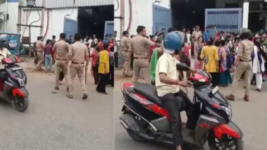 नोएडा सेक्टर-8 खबर, Noida Sector 8 News, नोएडा फैक्ट्री हंगामा, श्रमिक विरोध नोएडा, Noida Factory Protest, UP Police Action News, Breaking News Noida Today, Industrial Area Noida News,नोएडा फैक्ट्री गेट फोटो, सेक्टर-8 नोएडा पुलिस कार्रवाई, श्रमिक भीड़ नोएडा, Noida protest image, UP police at factory gate, workers gathering Noida,नोएडा, गौतम बुद्ध नगर, उत्तर प्रदेश, औद्योगिक क्षेत्र सेक्टर-8, श्रमिक विरोध, पुलिस कार्रवाई, फैक्ट्री विवाद, स्थानीय प्रशासन, Noida Industrial Area News, UP Breaking News, Law and Order News India, #NoidaNews #Sector8 #UPPolice #BreakingNews #FactoryProtest #WorkersIssue #LawAndOrder,