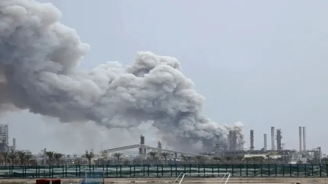 Iran Kuwait refinery attack, Middle East crisis 2026, Mina Al Ahmadi refinery attack, Iran drone attack news, oil supply disruption, global oil crisis, ईरान कुवैत हमला, मिडिल ईस्ट संकट 2026, तेल रिफाइनरी हमला, ड्रोन अटैक खबर, अंतरराष्ट्रीय तेल संकट,ईरान कुवैत तेल रिफाइनरी हमला, Middle East breaking news, international conflict news, Iran Israel tension, Kuwait refinery fire news, global oil supply impact, international राजनीति खबर, world news Hindi,कुवैत रिफाइनरी आग, ईरान ड्रोन हमला फोटो, Mina Al Ahmadi refinery fire image, Middle East conflict visuals, oil refinery blast Kuwait,#Iran #Kuwait #MiddleEastCrisis #OilRefineryAttack #BreakingNews #WorldNews #DroneAttack #OilSupply #GlobalCrisis