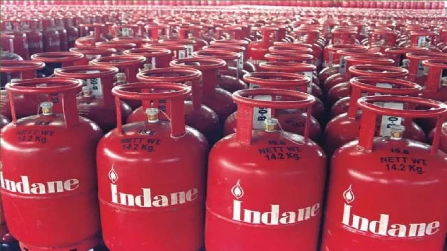 Lakhimpur Kheri gas cylinder theft, LPG cylinder चोरी UP, Palia gas agency theft news, UP crime news today, gas shortage India news,gas cylinder warehouse image India, broken wall theft photo India, police investigation warehouse photo, LPG cylinders stock image, गैस गोदाम फोटो, चोरी जांच फोटो,#LakhimpurKheri #UPCrime #GasCylinderTheft #BreakingNews #LPGCrisis #IndiaNews #CrimeReport #HindiNews