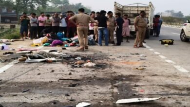 मऊ सड़क हादसा, Mau Road Accident, UP Accident News, Dhorighat Accident, Mau Breaking News,मऊ सड़क हादसा खबर, दोहरीघाट एक्सीडेंट न्यूज उत्तर प्रदेश, गोरखपुर परिवार हादसा, Mau district road accident breaking news UP, Dhorighat highway accident news India, Gorakhpur family accident tragedy news, UP fatal accident news 2026, Bihar UP road accident report,मऊ एक्सीडेंट फोटो, Mau accident car truck collision, UP road accident news, family accident tragedy India,#MauAccident, #RoadAccidentUP, #BreakingNewsUP, #GorakhpurNews, #AccidentNews, #UPNews, #TragicAccident,