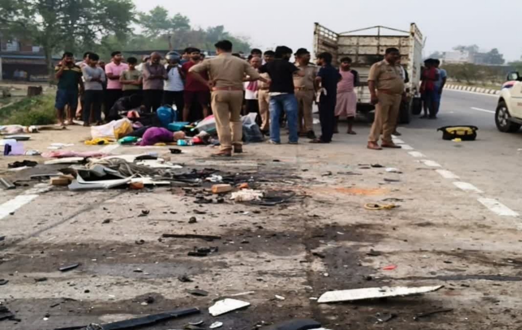 मऊ सड़क हादसा, Mau Road Accident, UP Accident News, Dhorighat Accident, Mau Breaking News,मऊ सड़क हादसा खबर, दोहरीघाट एक्सीडेंट न्यूज उत्तर प्रदेश, गोरखपुर परिवार हादसा, Mau district road accident breaking news UP, Dhorighat highway accident news India, Gorakhpur family accident tragedy news, UP fatal accident news 2026, Bihar UP road accident report,मऊ एक्सीडेंट फोटो, Mau accident car truck collision, UP road accident news, family accident tragedy India,#MauAccident, #RoadAccidentUP, #BreakingNewsUP, #GorakhpurNews, #AccidentNews, #UPNews, #TragicAccident,