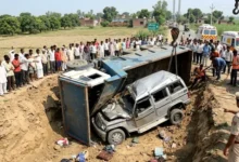 #Unnao, #Accident, #RoadAccident, #BreakingNews, #UPNews, #Bolero, #Dumper, #UnnaoNews, #UttarPradesh, #RescueOperation, #HindiNews, #GoogleDiscover,Unnao Accident Photo, Bolero Dumper Crash Image, UP Road Accident Photo, Police Rescue Image, Unnao News Image,उन्नाव हादसा फोटो, बोलेरो डंपर एक्सीडेंट फोटो, सड़क हादसा उन्नाव इमेज, पुलिस राहत कार्य फोटो, यूपी दुर्घटना फोटो,Unnao Accident News, Bolero Dumper Crash, Unnao Road Accident, Kiratpur Accident, Sumerpur Unnao News, UP Accident News, Unnao Breaking News, Dumper Collision Unnao, Bolero Accident UP,उन्नाव हादसा, उन्नाव एक्सीडेंट न्यूज, बोलेरो डंपर टक्कर, किरतपुर सड़क हादसा, सुमेरपुर भगवंत नगर मार्ग हादसा, उन्नाव ब्रेकिंग न्यूज, यूपी सड़क दुर्घटना, उन्नाव बोलेरो हादसा, उन्नाव आज की खबर,