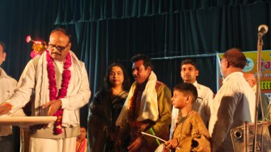 Ghonga Basant Sammelan 2026, Lucknow funny event news, Rahul Gandhi Dhainchu award, Kangana Ranaut Brijesh Pathak marriage event, Rangbharati Lucknow event, April Fool event India, Donald Trump award news, लखनऊ हास्य सम्मेलन, घोंघाबसंत सम्मेलन खबर,Lucknow comedy event images, Ghonga Basant Sammelan stage, Kangana Ranaut symbolic marriage, Rahul Gandhi award event, April fool satire India, लखनऊ कार्यक्रम फोटो, हास्य कवि सम्मेलन,Lucknow Uttar Pradesh cultural event news, Lucknow district comedy event, UP satire political event, India April fool festival news, Rangbharati event coverage, लखनऊ जिला सांस्कृतिक खबर, यूपी हास्य आयोजन, India cultural satire news,#LucknowEvent, #GhongaBasant, #RahulGandhi, #KanganaRanaut, #BrijeshPathak, #AprilFool, #ComedyEvent, #IndiaNews, #CulturalEvent,